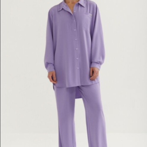 Completo blusa e pantaloni palazzo in viscosa stropicciata lavanda