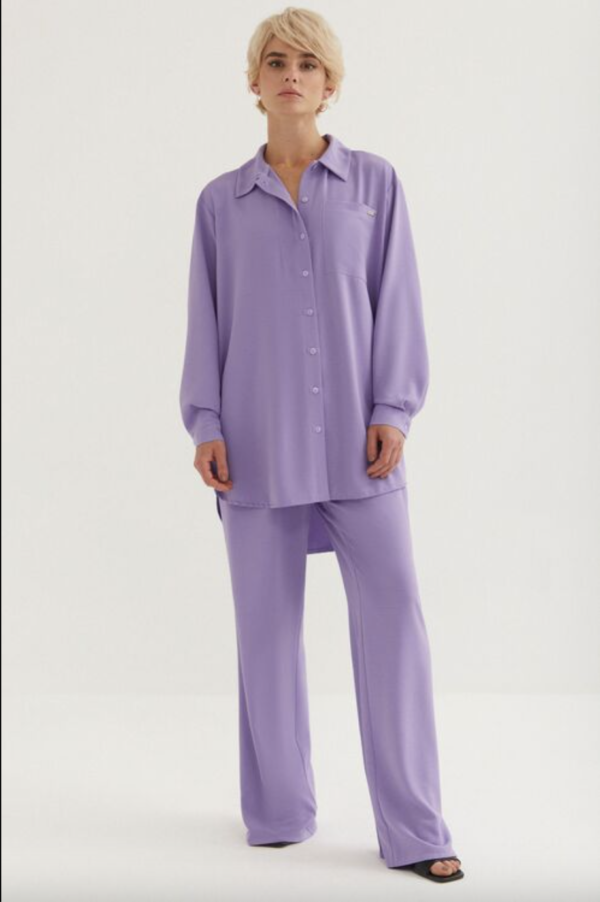 Completo blusa e pantaloni palazzo in viscosa stropicciata lavanda